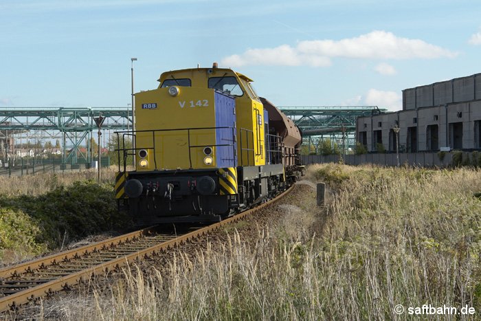 Eine Getreidezugleistung galt es am 22.10.2006 für die Diesellok V142 vom Übergabebahnhof Bitterfeld nach Zörbig zu überführen. Aufgrund der überschrittenen Anhängelast schob am Zugende die Rangierlok DE 752 nach. Unmittelbar vor dem Haltepunkt Grube Antonie hat die Fuhre gerade Fahrt aufgenommen und wird nach 300 Metern auf das Streckengleis der Zörbiger Infrastrukturgesellschaft wechseln.