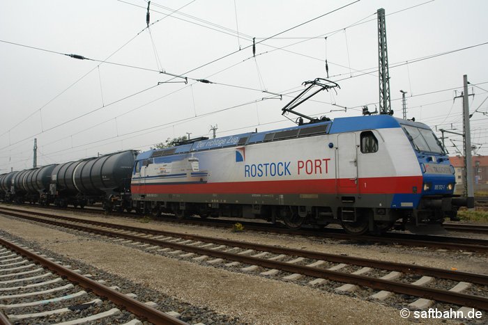 Die TX-Logistik Lok 185 512-1, welche am 05.11.2008 noch als Werbeträger für den Rostocker Hafen unterwegs war, hat die Ethanolzugleistung (Zörbig-)Bitterfeld-Vohburg bespannt und wird sich in wenigen Augenblicken auf den Weg in Richtung Bayern machen.