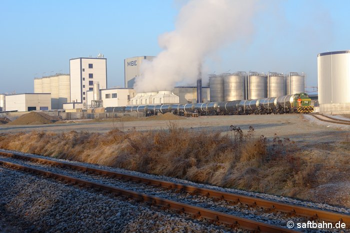 Vor der mächtigen Dampfkulisse der Kühltürme des Zörbiger Ethanolwerkes (vormals MBE), holte nach Abstellung eines Getreidezuges die Diesellok DE 752 am 30.12.2008 einen Kesselzug im Anschlussgleis ab. Mangels Gleiskapazitäten mussten die Wagen nach Bitterfeld Nord zur Zwischenabstellung befördert werden.