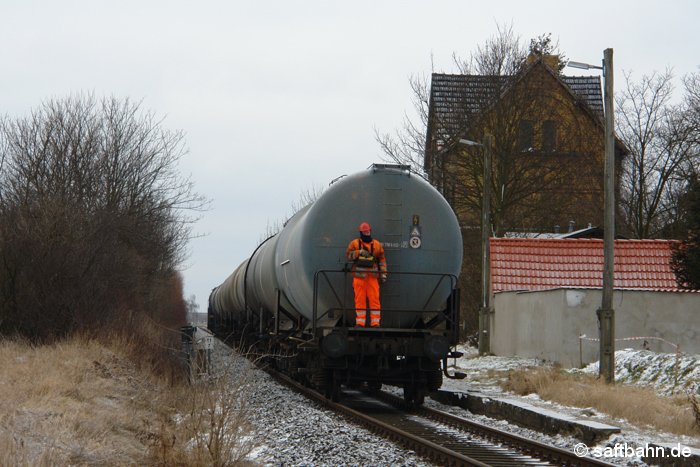 Schiebefahrten zwischen Bitterfeld und Zörbig gehören mittlerweile zur festen Bedienform auf der Saftbahn. Durch fehlende Umsetz- und Abstellmöglichkeiten in Zörbig Thura Mark, müssen Lokführer auf der rund 12 Kilometer langen Schiebefahrt auf dem Rangiertritt ausharren. So auch am 16.02.2009, als die Bedienfahrt nach Zörbig mit dem gegen Kälte vermumten Lokrangierführer die Ortschaft Großzöberitz durchfährt. 