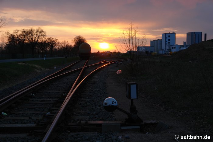 Betriebsruhe am Abend des 07.04.2009: Mit dem Untergang der Abendsonne, konnte nicht nur das Bahngleis am Zörbiger Gewerbegebiet in Szene gesetzt werden sondern auch die Zörbiger Stadtkirche mit der markanten Turmspitze.