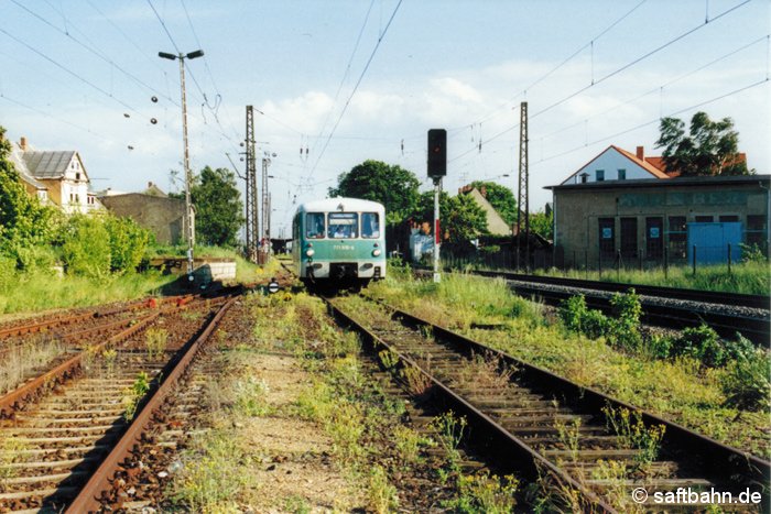 Nach dem Halt der Regionalbahn 37489 aus Bitterfeld, hat Triebwagen 771 010-6 am 29.05.2001 den Bahnsteig 3 in Stumsdorf verlassen und fährt für die Leerfahrt nach Halle/S., zum Gleisumsetzen über das damals schon marode Gleis 3. Nach Einstellung des Schienenpersonennahverkehrs auf der Saftbahn wurde es betrieblich gesperrt.