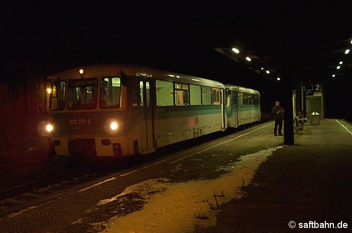Bahnhof Stumsdorf am 03.01.2002: Das Ferkeltaxengespann 972 717-3 und 772 117-8 hat die Fahrgäste der Regionalbahn 37489 aus Bitterfeld im Endbahnhof entlassen und wartet nun auf die Zustimmung des Weichenwärters zum rangieren bis zum Ausfahrsignal des Gleises 3N in Richtung Magdeburg. Von dort aus ging es über die Hauptstrecke nach Köthen zur Abstellung.