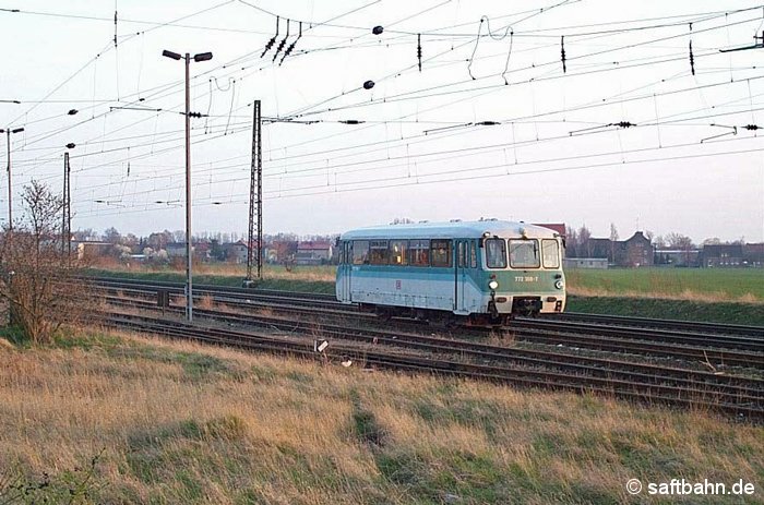 Nach den Regionalbahnleistungen auf der Saftbahn, wartet am Abend des 21.03.2002 die Solo-Ferkeltaxe 772 368-7 auf die Ausfahrt aus Gleis 3N als Lr 74548 Stumsdorf - Köthen. 