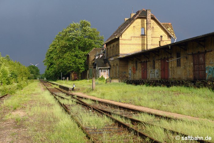 Vor der Kulisse eines hereinbrechenden Unwetters, strahlt das Bahnhofsgebäude von Zörbig am 22.05.2009 in der Abendsonne, welches schon bessere Zeiten erlebt hat. Noch immer steht das Empfangsgebäude zum Verkauf.