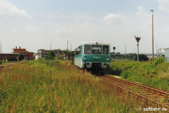 Mit kräftigen Gebrumm verlässt Triebwagen 771 034-6 am 30.06.2001 den Haltepunkt Grube Antonie in Bitterfeld Nord. Als Regionalbahn 37484 wird dieser in wenigen Minuten den Bahnhof Bitterfeld erreichen und sich auf die Rückfahrt nach Stumsdorf vorbereiten.
Der Triebwagen ist nach der Ausmusterung im November 2002 und des anschließenden Verkaufs nach Rumänien bei der CFR - Caile Ferate Romane mit der Betriebsnummer 79-0118-4 unterwegs.