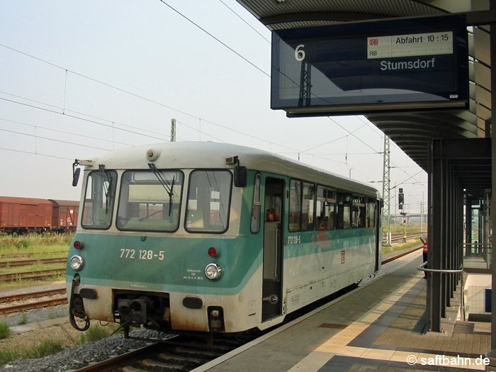 Die im Jahr 1968 gebaute Ferkeltaxe 772 128-5, war am 31.08.2002 für die Tagespendelfahrten auf der Saftbahnstrecke zuständig. Am Bitterfelder Bahnsteig 6 steht der Triebwagen zur Abfahrt nach Stumsdorf bereit. Der Triebwagen wurde nach der Ausmusterung am 19.11.2002 nach Rumänien an die CFR - Caile Ferate Romane verkauft.