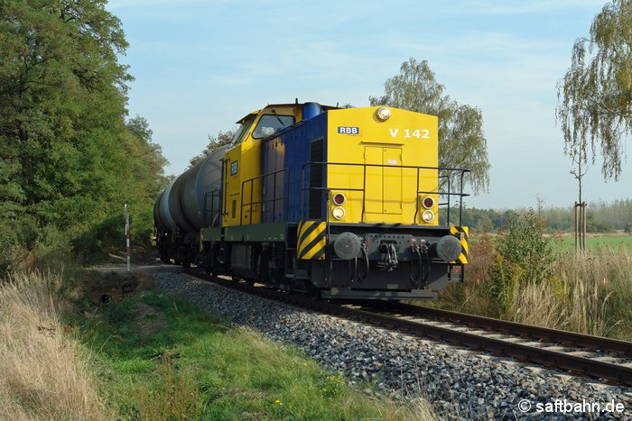 Eine Leerwagengruppe nach Zörbig, zog am 10.10.2006 die Diesellok V142 der Baureihe 293 aus Richtung Sandersdorf gen Heideloh. Zu diesem Zeitpunkt war das Werksanschlussgleis des heutigen Verbio-Werkes noch nicht vollständig gebaut, sodass die Fahrten ab Bitterfeld gezogen nach Zörbig verkehrten. Nur so konnten die Waggons in das Beladegleis gestellt werden. 