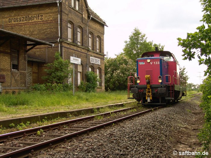 Am späten Nachmittag des 24.05.2006 ist die Mak-Lok V133 der Regiobahn Bitterfeld bereits auf der Rücktour nach Grube Antonie (Bitterfeld Nord), als sie bei der Durchfahrt in Großzöberitz auf Bild festgehalten werden konnte. Die Lok brachte zuvor eine leere Kesselwagengruppe zum Zörbiger Ethanolwerk.