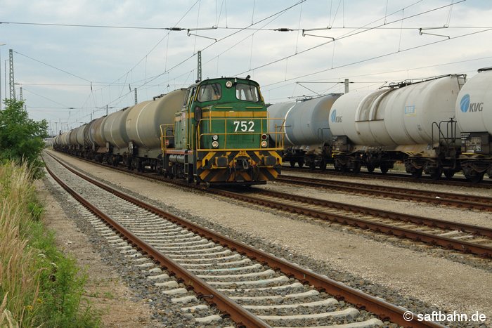 Die Biospritzüge von und nach Zörbig werden stets auf dem Bitterfelder Bahnhof an das mit dem Weitertransport beauftragte Bahnunternehmen übergeben. Am 19.07.2008 hat DE 752 den Leerzug aus der Raffinerie Vohburg übernommen und schiebt ihn nun nach Bitterfeld Nord. Die Zustellung des Leerzuges im Zörbiger Verbio-Werk erfolgte einen Tag später.