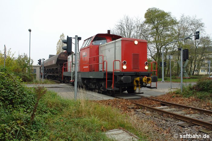 Einst mit einer Vollschranke versehen; heute sichert eine moderne schrankenlose EBÜT-Anlage den Bahnübergang in der Bahnhofsstraße in Sandersdorf. Am 05.11.2008 überquert ein Leergetreidezug mit MaK-Lok V133 der Regiobahn Bitterfeld die Straße am naheliegenden Bahnhof. 