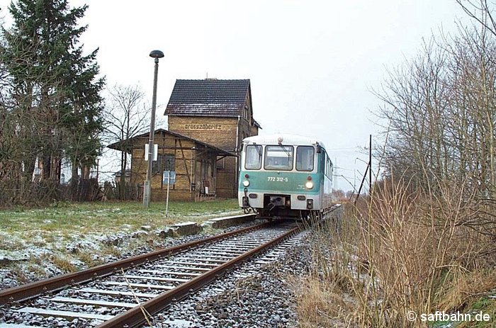 Durch Großzöberitz rumpelte am 22.12.2001 die Regionalbahn Stumsdorf-Bitterfeld in Gestalt vom 772 312-5.