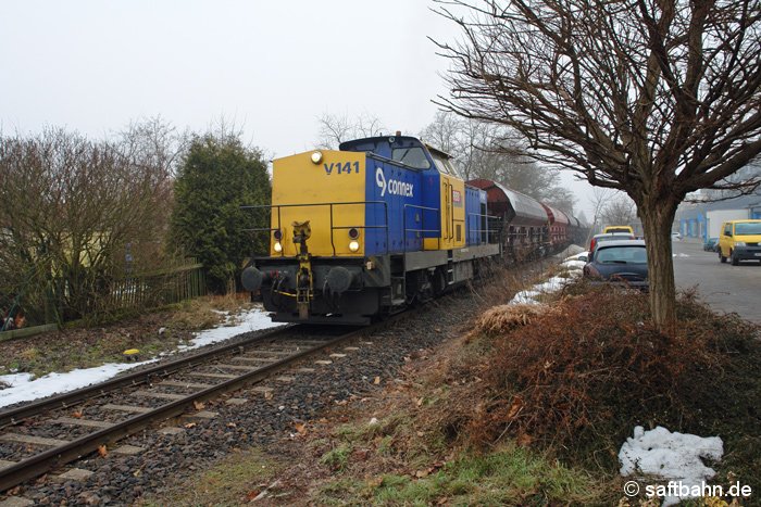 Große Mengen an ungarischen Getreide empfing das Bioethanolwerk über den Winter 2008/2009.
Einen solchen hat am 07.02.2009 in die V141 der Regiobahn bespannt, nachdem er in Zörbig entladen und zurück nach Bitterfeld zur Übergabe an DB Schenker transportiert wurde. Die Aufnahme entstand in Sandersdorf.