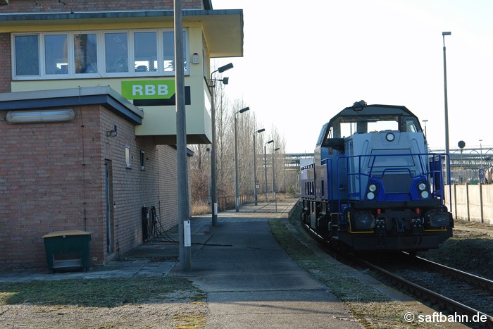 Für einen kurzen Zeitraum setzte die Regiobahn Berlin Bitterfeld (RBB) im Frühjahr 2012 eine Diesellok Typ Gravita (Voith Kiel) für Testzwecke ein. In Bitterfeld Nord stand die Lok am ehemaligen Bahnhaltepunkt Grube Antonie abgestellt. Aufnahme: 06.03.2012