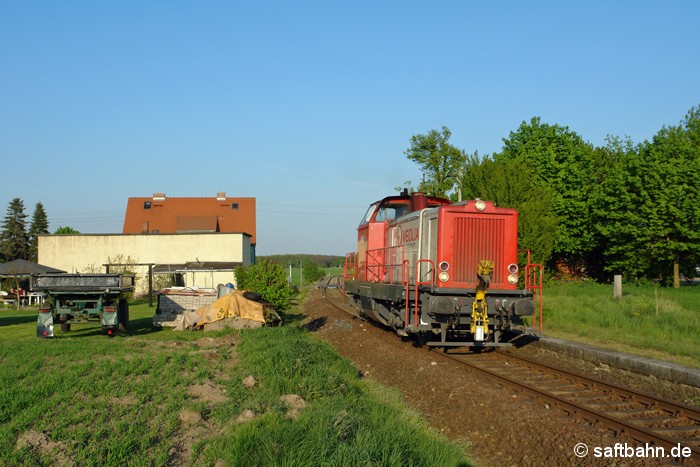 Am späten Nachmittag des 24. April 2009 durchfuhr Lok V133 der Regionbahn Bitterfeld die Ortschaft in Heideloh. Am ehemaligen Bahnhaltepunkt des gleichnamigen Ortes konnte sie auf dem Weg nach Zörbig abgelichtet werden.