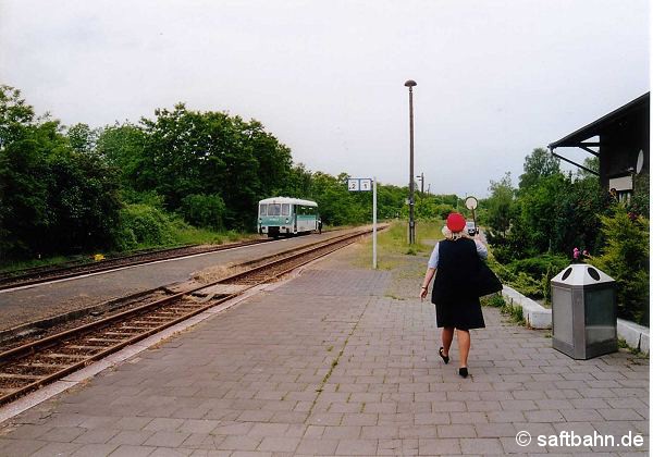 Den Abfahrauftrag mit Zp 9 gibt die Sandersdorfer Fahrdienstleiterin mit der roten Kappe am 28.05.2002 der Regionalbahn 37489 (Triebwagen 771 034) nach Stumsdorf. Dies war notwendig da die Gleise 1 und 2 in Sandersdorf keine Ausfahrsignale in Richtung Stumsdorf besaßen.