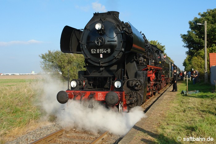 Dampf zum Jubiläum: Viele Anwohner aber auch Bahnfreunde aus ganz Deutschland feierten am 27.09.2008 den 111. Geburtstag der Saftbahnstrecke und nutzen die Möglichkeit wieder einmal die Bahnstrecke zwischen Bitterfeld und Zörbig mit einem Personenzug zu befahren. Die Sonderzüge bespannte die in Leipzig stationierte 52 8154-8 des Eisenbahnmuseums Bayrischer Bahnhof zu Leipzig (EMBB). In Großzöberitz konnte der Zug am dortigen Bahnsteig auf den Weg nach Zörbig bei bester Nachmittagssonne abgelichtet werden.