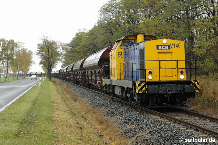 Die von der Regiobahn Bitterfeld-Berlin an die Bayerische CargoBahn untervermiete V145,  gelangte am 22.10.2008 auf die Strecke nach Zörbig, um einen leeren Getreidezug nach Bitterfeld zu überführen. Bei Heideloh konnte der lange DB-Wagenzug mit Lok 293 504-7 abgelichtet werden.