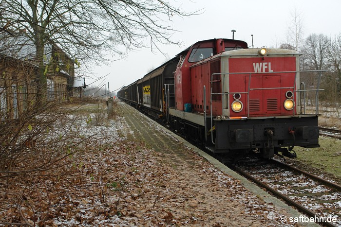 Reger Rangierbetrieb herrschte am 14.12.2009 im Zörbiger Bahnhof. Die von der Ascherslebener Verkehrsgesellschaft angemietete V60 der WFL Weder&Franz, holte einen Schiebewandwagenzug ab und überführte sie nach Bitterfeld Nord und Landsberg.