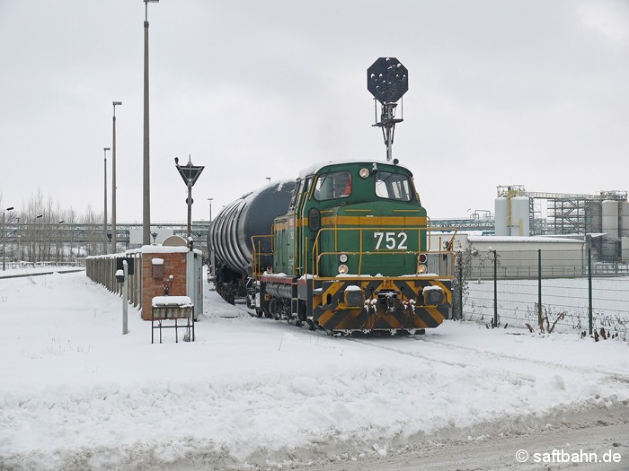Nach der Rückankunft aus Zörbig, schiebt am 05.01.2009 die DE 752 in Bitterfeld Nord ihre vier Ethanolwagen aus Zörbig zur Verwiegung in die Rangieranlage der Regiobahn Bitterfeld.