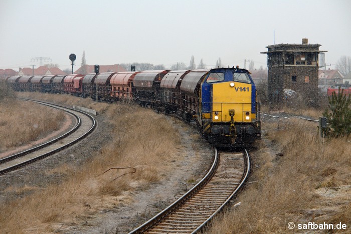 Bei leicht einsetzendem Schneefall, zieht in Bitterfeld am Nachmittag des 18.02.2009 die RBB-Lok V141 den Leergetreidezug aus Zörbig zum Bitterfelder Bahnhof.