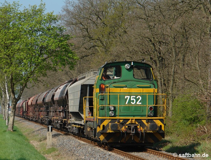 Perfektes Aprilfrühlingswetter herrschte am 14.04.2009: Aus Zörbig kommend, überführte die damalige bei der RBB eingesetzte DE 752 einen Leergetreidezug bei Heideloh nach Bitterfeld. 