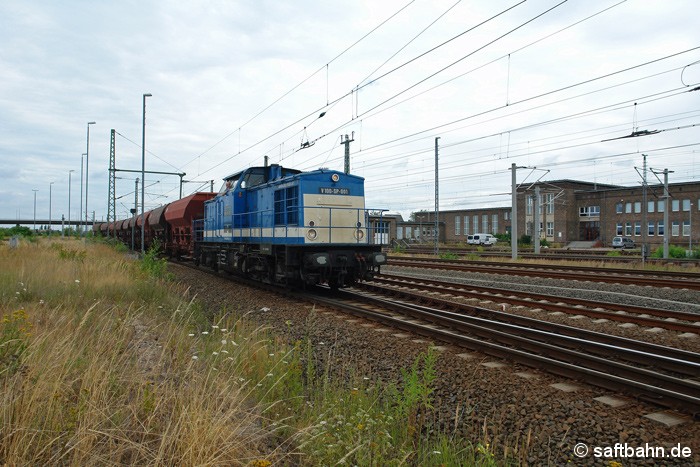 An der Einfädelstelle in den Bahnhof Bitterfeld, gelang am 18.07.2010 die Aufnahme mit Diesellok V100-SP-001 der Firma Gleisbaufirma Spitze, welche einen Schotterzug vom Rangier - und Güterzuggleis Bitterfeld - Bitterfeld Nord in den hiesigen Bahnhof zog.