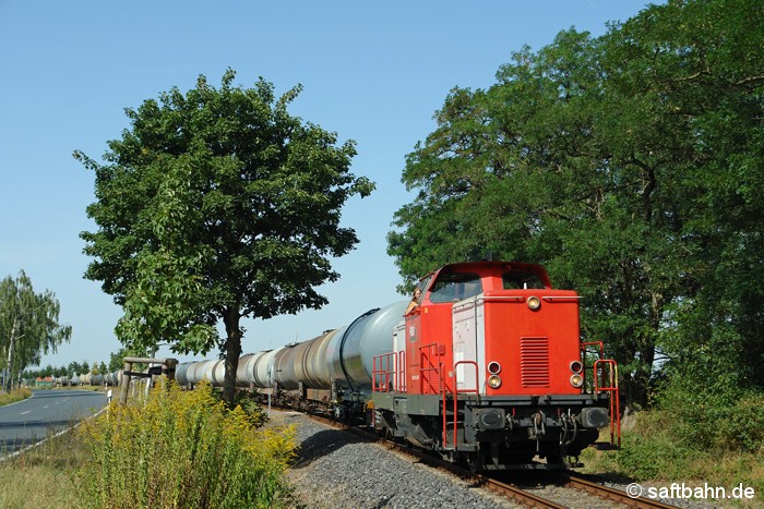 In der heißen Mittagshitze des 20.08.2012 ist bei Heideloh der Alkoholzug aus Zörbig unterwegs. Der Kesselzug wird mit Lok V133 der Regiobahn Bitterfeld in rund 3 Kilometern den ehemaligen Bahnhof Sandersdorf erreichen.