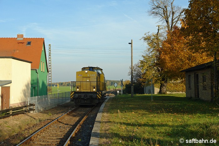 Am Nchmittag des 28.10.2011 durchfährt Lok V142 der Regiobahn Bitterfeld bei ihrer Rückfahrt nach Bitterfeld Nord den ehemaligen Haltepunkt in Heideloh. Sie brachte zuvor einen Getreidezug nach Zörbig.