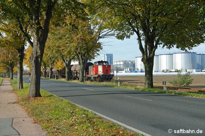 Inmitten des herbstlichen Blätterwaldes verlässt Lok V133 der Regiobahn Bitterfeld-Berlin (RBB) mit einem Leergetreidezug am 03.11.2011 den Gewerbeparkt Thura Mark in Zörbig nach Bitterfeld Nord.