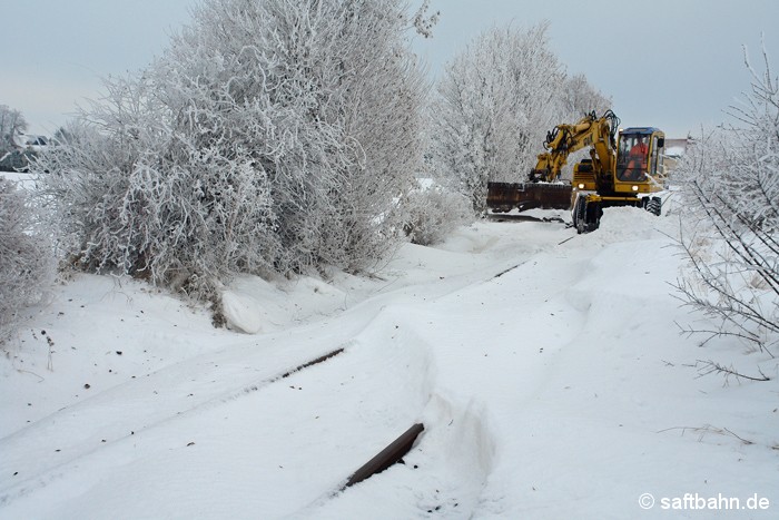 Wie wird der Winter 2015/2016? Recht schneereich begann er im Dezember 2010. Mehrmals kam in der Saison ein Zweiwegebagger für die Schneeberäumung auf der Saftbahnstrecke zum Einsatz. 
Nach heftigem Schneefall und starker Schneeverwehungen, kam am 21.12.2010 die Räumtechnik von Bitterfeld Nord her auf die Strecke und legte auch bei Heideloh den Schienenstrang wieder frei.