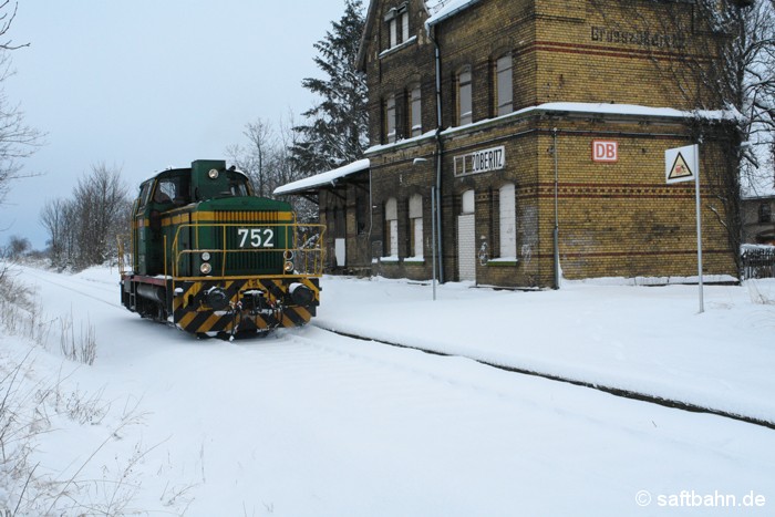 Winter pur: Auf den Weg nach Zörbig fährt am 05.01.2009 die DE 752 am leerstehenden Bahnhofsgebäude von Großzöberitz vorüber.
Die Lok kam zu dieser Zeit bis zu ihrer Rückgabe an die Dortmunder Eisenbahn, im Rangierdienst bei der Regiobahn Bitterfed zum Einsatz. An diesem Wintertag gelangte sie auf die Strecke, um in Zörbig eine Kesselwagengruppe abzuholen.