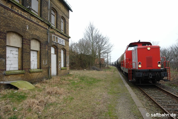 Obwohl erst drei Jahre her, ist die Aufnahme mit dem alten,  leerstehenden Bahnhof in Großzöberitz und der Diesellok V133 vom 15.03.2012 mittlerweile historisch:
Gegenwärtig wird das Bahnhofsgebäude zu einem schicken Wohnhaus umgebaut  und die seit langem wegen Schaden abgestellte Diesellok V133 der Regiobahn Bitterfeld Berlin GmbH (RBB) erfährt gerade eine Hauptuntersuchung mit einer Captrain-Neulackierung.  