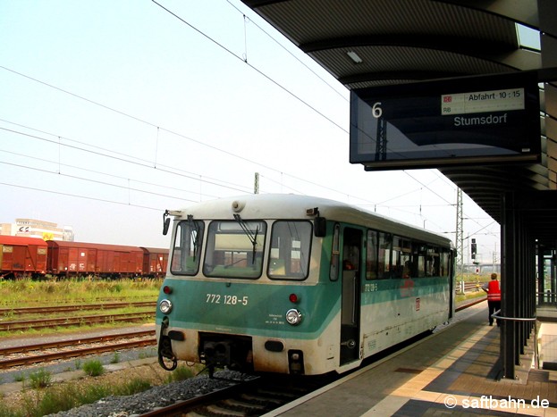 Am 31.08.2002 wartet LVT 772 128-5 am Bitterfelder Bahnsteig 6 auf die bevorstehende Ausfahrt in Richtung Stumsdorf. 

Der Triebwagen wurde am 19.11.2002 ausgemustert und in der Folgezeit an die CFR - Caile Ferate Romane nach Rumänien verkauft. 