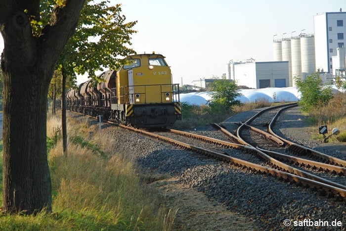 Am Nachmittag des 28.10.2011 hat V142 der Regiobahn Bitterfeld einen Ganzzug mit Getreide nach Zörbig gebracht. Nach Abstellung der Wagen auf dem Streckengleis, begibt sich die Lok wieder zurück nach Bitterfeld Nord.