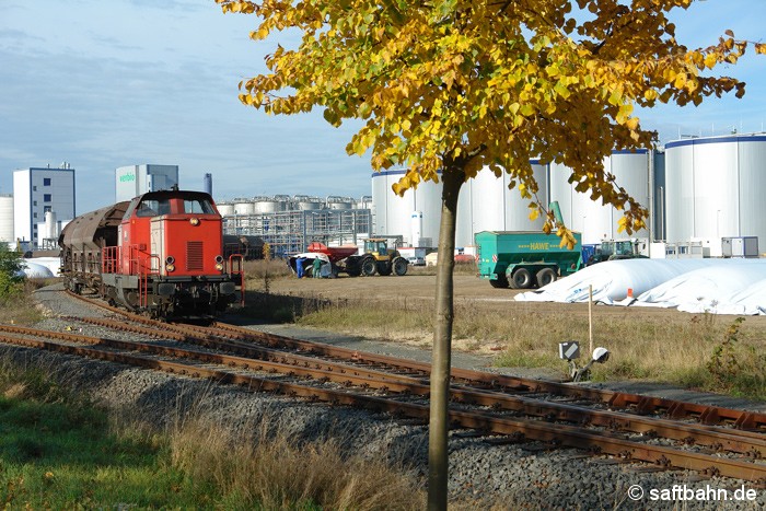 Die Anlieferung großer Getreidemengen zum Ethanolwerk in Zörbig, stand im Herbst 2011 auf den Plan: Im Zörbiger Anschlussgleis der heutigen Verbio Ethanol GmbH ist am 03.11.2011 Lok V133 der Regiobahn Bitterfeld damit beschäftigt, einen Leergetreidezug nach Bitterfeld zu bespannen.