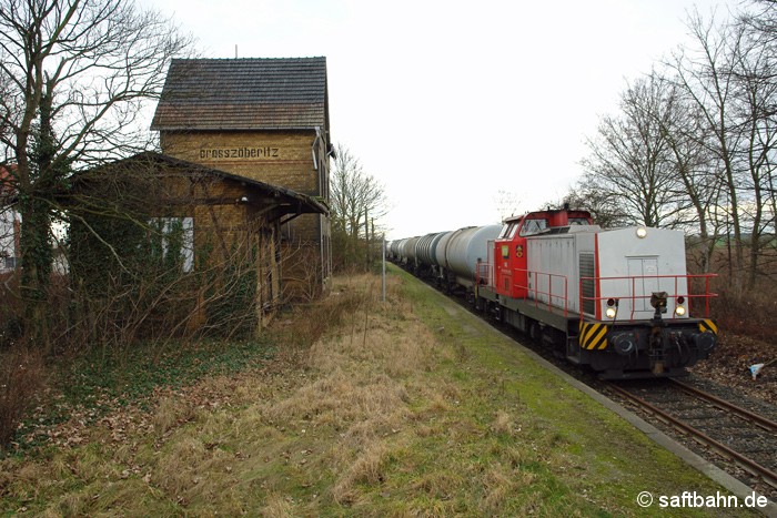 Bahnzenarie am 28.12.2013 in Großzöberitz: Vorbei am damals noch unbewohnten Bahnhofsgebäude, ist 202 960-1 (V143) der Hörseltalbahn, welche die Regiobahn Bitterfeld vorrübergehend einsetzte, mit dem Ethanolzug aus Zörbig unterwegs. 
Seit Anfang 2015 wird das Gebäude schrittweise bewohnbar gemacht und der weitere Verfall damit gestoppt.