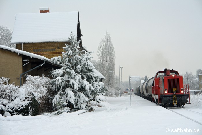 Durch die Tiefen des frisch gefallenen Schnee´s stampft in Sandersdorf am 08.01.2009 die RBB-Lok V133. Sie hat einen Getreideganzzug im Bahnhof Bitterfeld übernommen und traktioniert ihn zum Bioethanolwerk nach Zörbig 