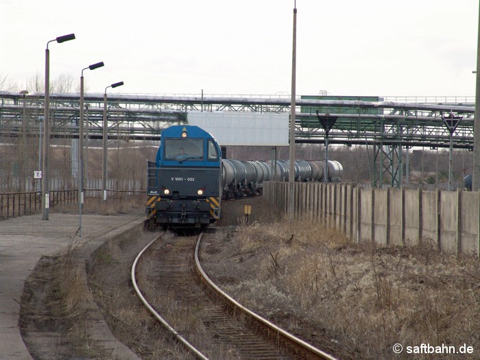 Eine seltene Bedienfahrt am 28.03.2006 mit einer G2000 auf der Saftbahnstrecke: Sie holte in Zörbig Thura Mark einen Kesselzug mit Industriealkohol ab. Auf der Aufnahme fährt sie gerade in Grube Antonie (Bitterfeld Nord) ein und wird den Zug in wenigen Augenblicken zur Waggonverwiegung in den Rangierbahnhof der Regiobahn Bitterfeld bringen.