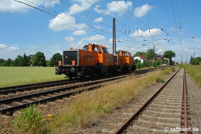 Die Bahninfrastruktur im Bahnhof Stumsdorf wird sich im Zuge des neuen Elektronischen Stellwerkes bis Ende 2017 verändern. Neben neuen Oberleitungsmasten sowie Gleisoberbau, erfolgt leider auch der Rückbau / Abbindung von nicht mehr benötigten Weichen und Nebengleisen.
Am 12.06.2014 zogen die beiden BBL-Loks 214 027-5 und 214 025-9 am Zörbiger-Einfahrgleis (rechts) vorbei, welche aus Richtung Magdeburg den Bahnhof Stumsdorf passierten. Um Baufreiheit für die neuen Oberleitungsmasten zu haben, demontierte man das Gleis auf mehreren hundert Metern.