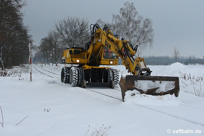 Eine Schneeräumfahrt der besonderen Art: Mit einem Zweiwegebagger musste am 29.12.2010 das Streckengleis der Saftbahnstrecke beräumt werden. Starker Schneefall und heftige Schneeverwehungen hatten das Bahngleis zugeschneit. 