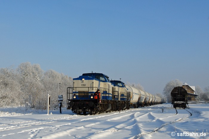 Bahnhof Zörbig: Einen Ganzzug mit tschechischen Mais rangierte am 08.01.2009 die beiden V100-Loks Nr. 1701 und 1702 der D&D Eisenbahngesellschaft für die Entladung im naheliegenden Gewerbegebiet zurecht. 
