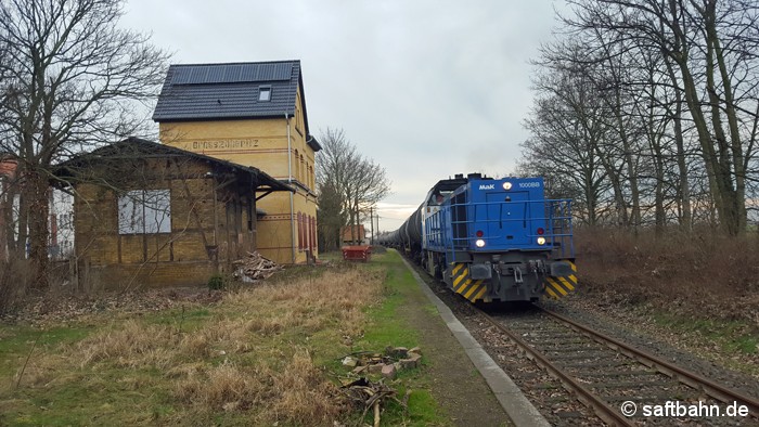 Am späten Nachmittag des 07.02.2016 zieht im letzten Tages die 271 014-3 von Captrain ihren Ethanolzug aus Zörbig am renovierten Bahnhofsgebäude in Großzöberitz vorbei. Die Sanierungsarbeiten im Gebäude sind gegenwärtig aber noch nicht abgeschlossen. Ob der alte Güterschuppen eine Zukunft haben wird, ist leider noch ungewiss.