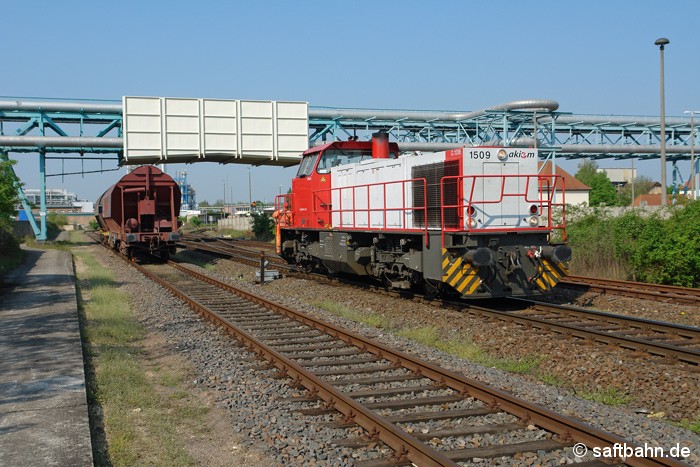 Mit einer Doppelkreuzungsweiche wird in Bitterfeld Nord durch den Güter- und Rangierverkehr stehts das einstige Personenzuggleis Bitterfeld-Stumsdorf gekreuzt. Geplant ist die Weiche durch eine einfache Weiche auszutauschen. Am 25.04.2014 setzt die durch die Regiobahn Bitterfeld angemietete G1206 der Akiem im Areal des Chemieparkes um.
