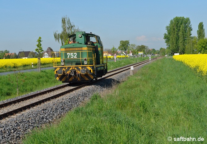 Vorbei an duftenden Rapsfeldern bei Großzöberitz, ist am 07.05.2008 Lok DE 752 unterwegs, welche die Regiobahn Bitterfeld damals für längere Zeit von der Dortmunder Eisenbahn angemietet hatte.
Die Lok brachte an dem Tag einen Leerkesselzug nach Zörbig.
