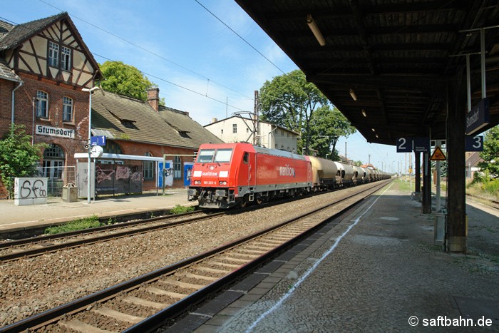 Als am 01.08.2009 ein DB Schenker Zug den Bahnhof Stumsdorf durchfuhr, waren Umbauarbeiten noch kein unmittelbares Thema. Der Bahnsteig 2/3 mit dem maroden Bahnsteigdach waren damls noch existent. Der Abriß und die Modernisierung der Bahnsteige erolgte erst in der Folgezeit. In 2019 wird Stumsdorf die alte Signal- und Sicherungstechnik verlieren und die zwei noch vorhanden Stellwerke geschlossen. Ein neues elektronisches Stellwerk wird dann den Betrieb regeln.