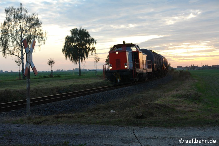 Feierabend-Stimmung auf der Saftbahnstrecke: Am frühen Abend des 22.09.2009 hat Lok V133 der RBB einen Alkoholzug aus Zörbig am Haken und konnte im letzten Tageslicht bei Heideloh aufgenommen werden.