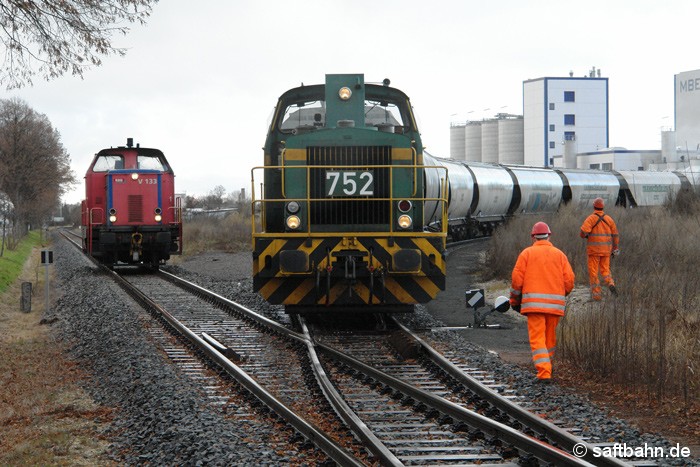 Gleich zwei Lokomotiven waren am 03.12.2007 nötig, um einen schweren Getreidezug vom Bitterfelder Bahnhof zum Gewerbepark nach Zörbig zu befördern. Lok V133 diente als Zuglok; DE 752 als Schiebelok. Mit vereinten Kräften schob sie den Agrozug ins Anschlussgleis des örtlichen Biospritherstellers MBE (heute Verbio).