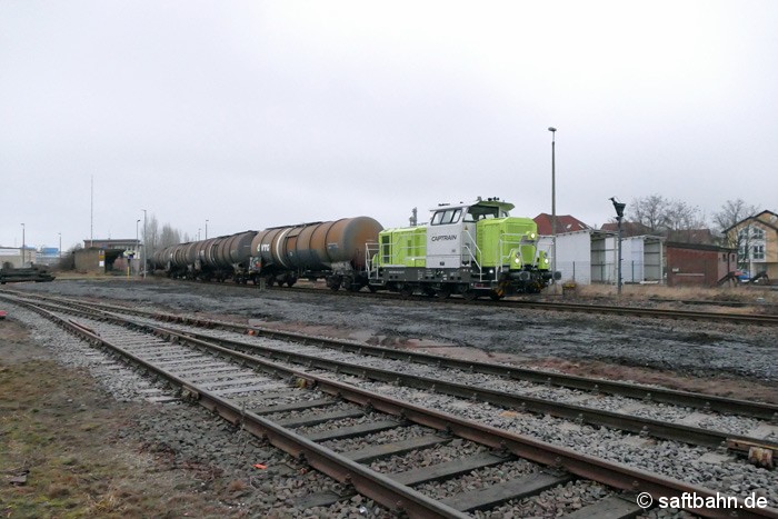 In BItterfeld Nord verlässt am 31.01.2017 die G6 der RBB/Captrain den einisten Bahnhaltepunkt Grube Antonie. Sie hat zuvor einen Ethanolzug aus Zörbig abgeholt und wird diesem im Rangierbahnhof Nord bis zur Weiterbeförderung zwischenparken.