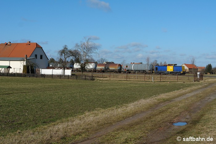 Frühling statt Winter im Dorfidyll: In Heideloh ist am 14.02.2014 RBB-Lok V142 mit einer kurzen Kesselwagengruppe aus Zörbig auf den Weg nach Bitterfeld Nord unterwegs.